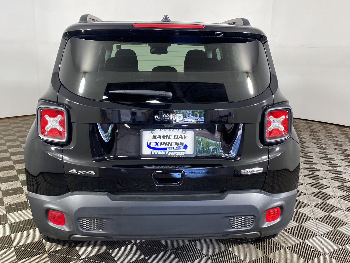 Certified Used 2022 Black Clearcoat Jeep Latitude image 7