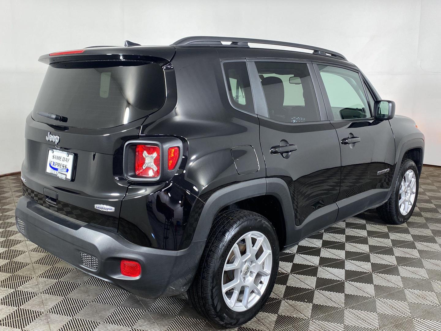 Certified Used 2022 Black Clearcoat Jeep Latitude image 4