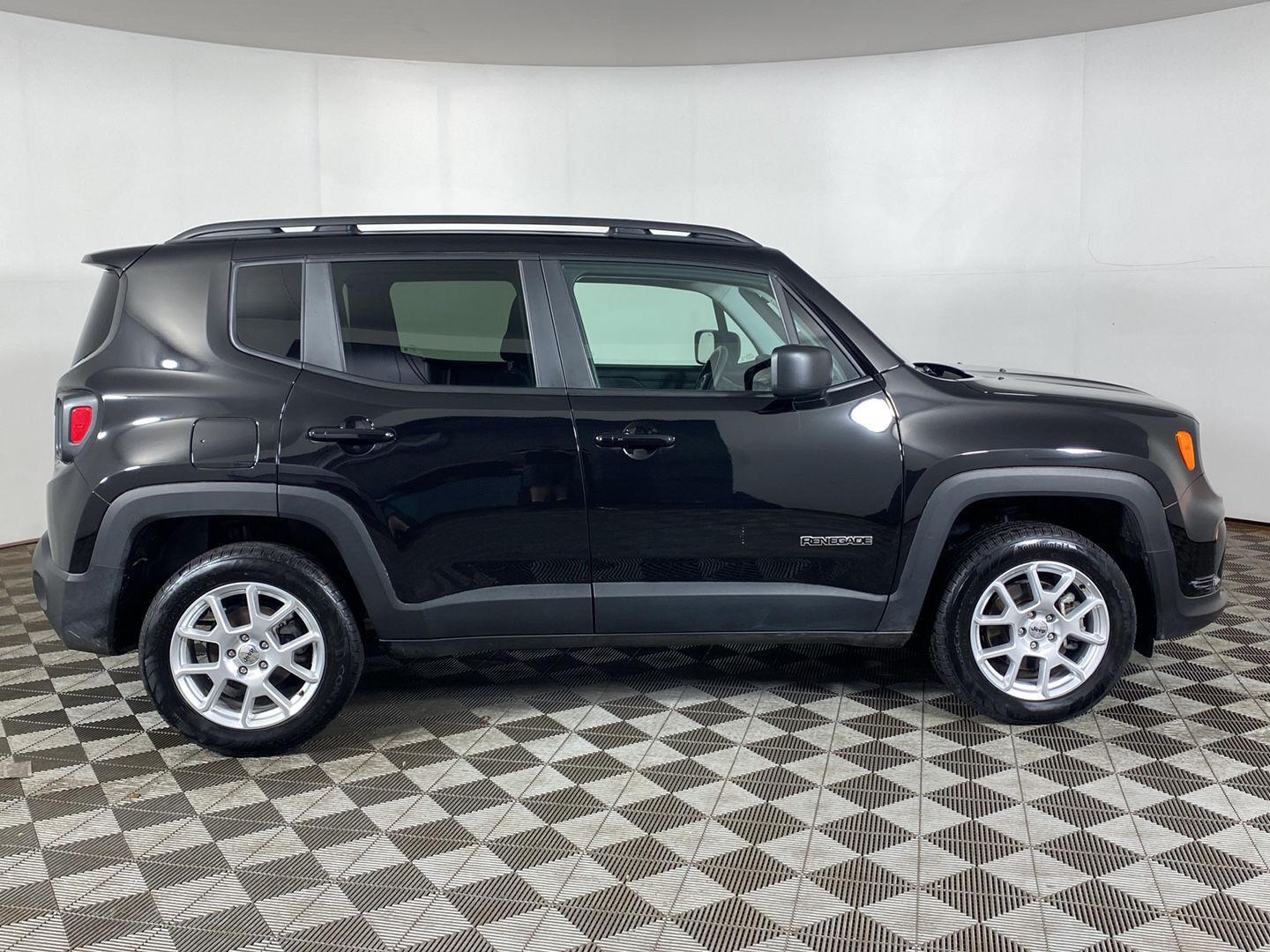 Certified Used 2022 Black Clearcoat Jeep Latitude image 5