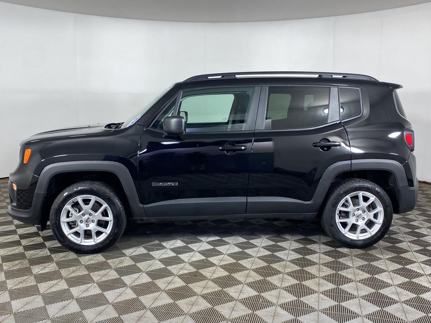Certified Used 2022 Black Clearcoat Jeep Latitude image 8
