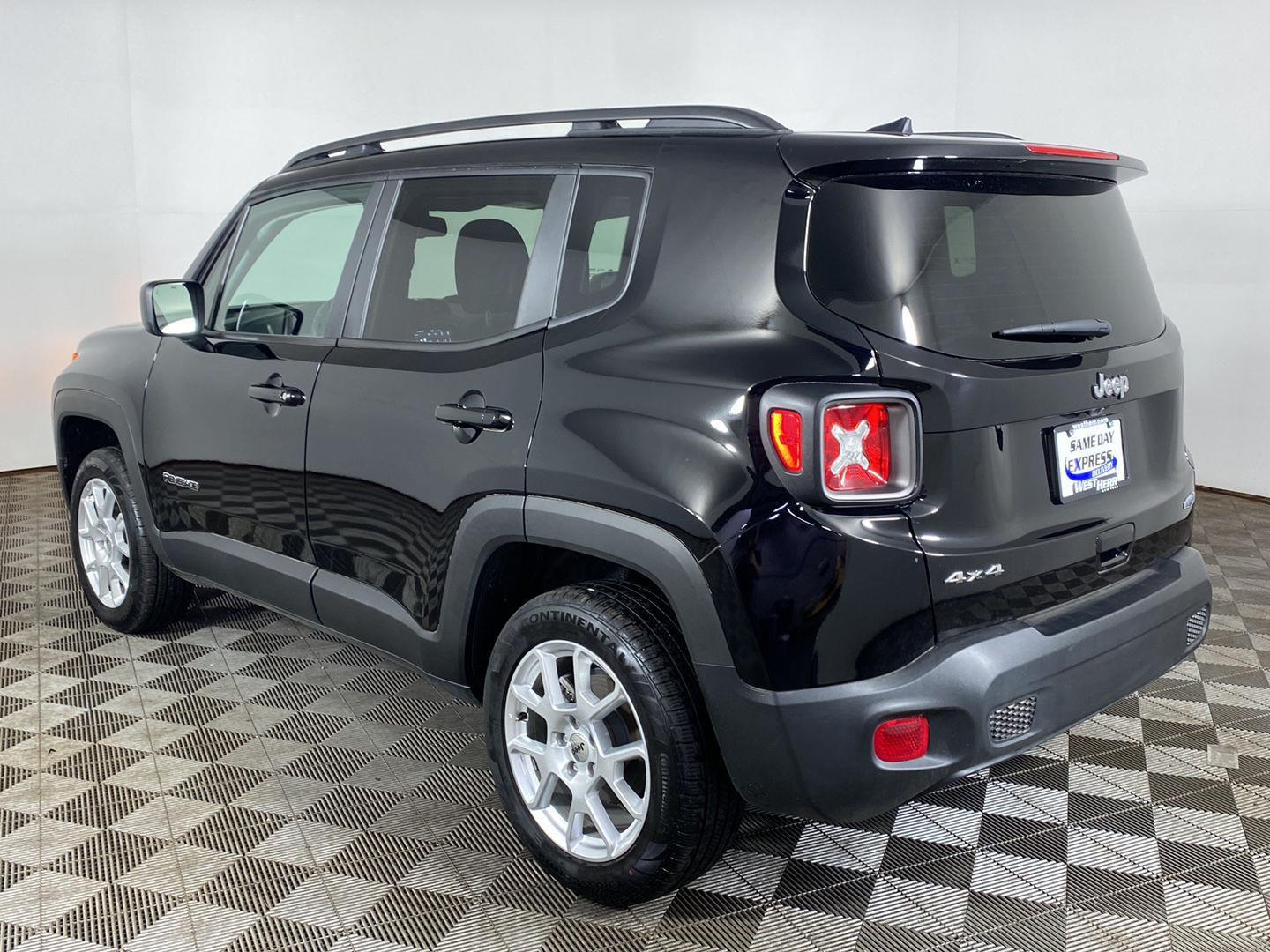 Certified Used 2022 Black Clearcoat Jeep Latitude image 3