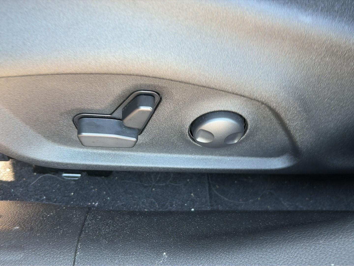 Used 2023 Graphite Gray Jeep Latitude image 5
