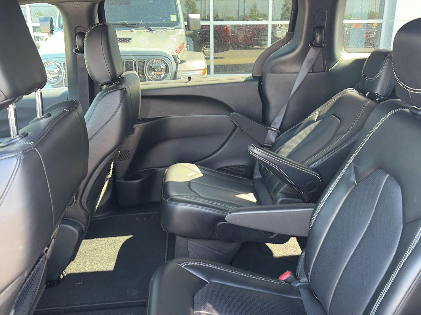 Used 2025 Diamond Black Crystal Pearlcoat Chrysler Select image 6