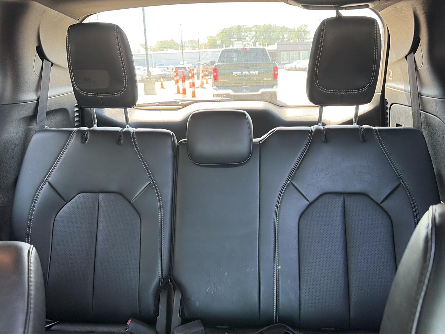 Used 2025 Diamond Black Crystal Pearlcoat Chrysler Select image 7