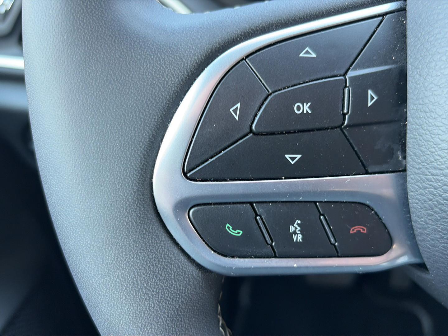 Used 2025 Diamond Black Crystal Pearlcoat Chrysler Select image 15