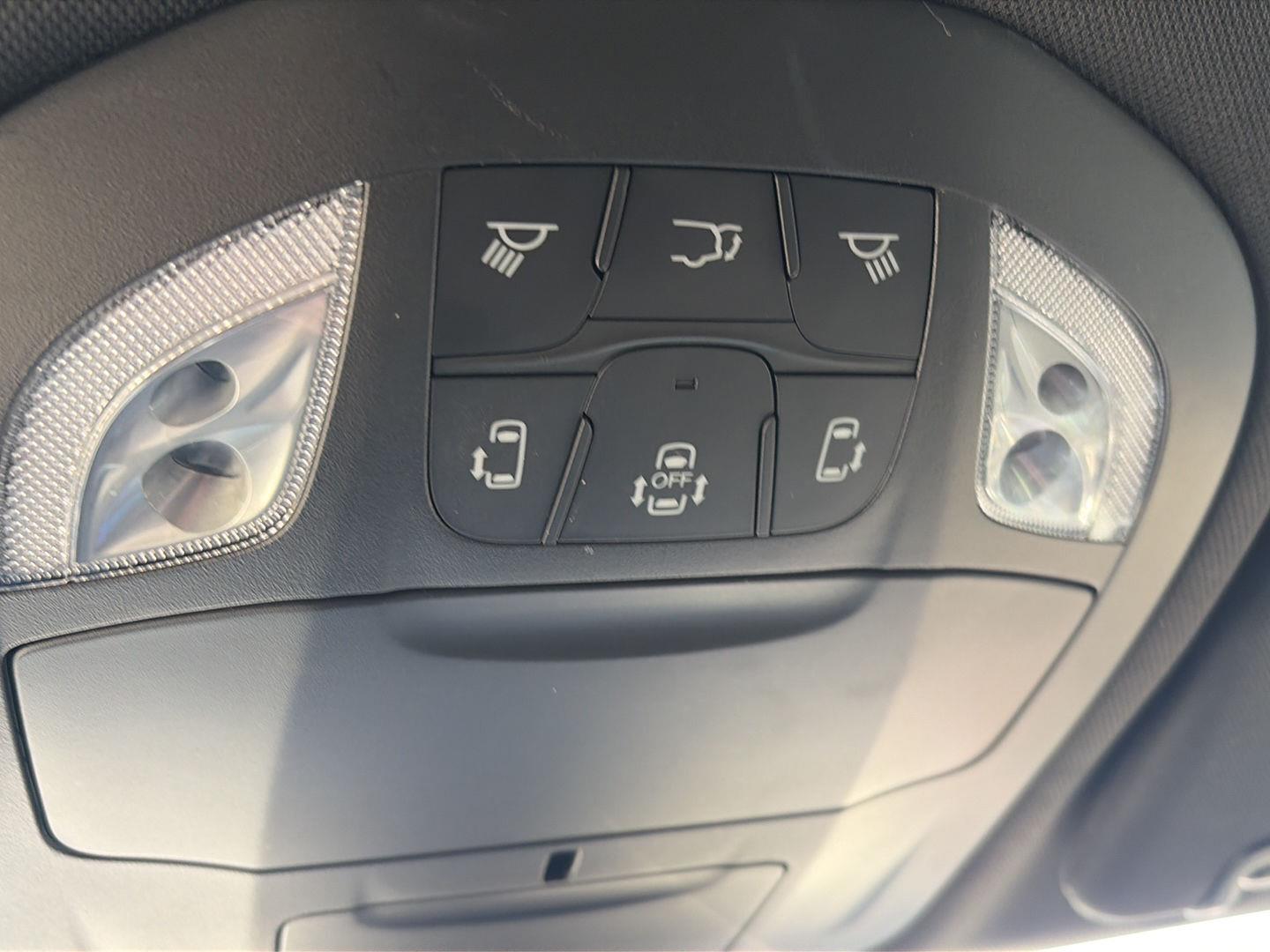 Used 2025 Diamond Black Crystal Pearlcoat Chrysler Select image 17