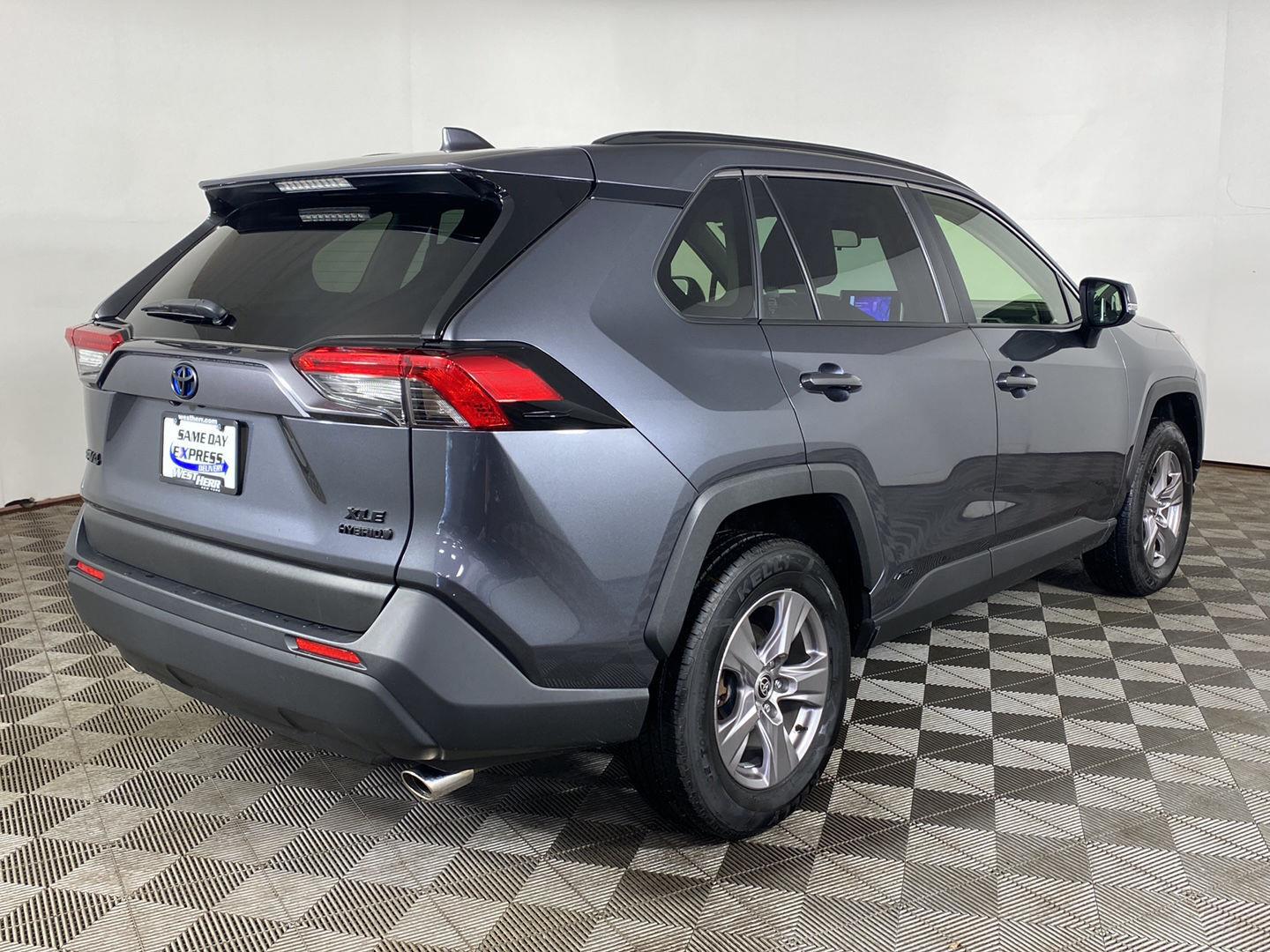View vehicle photo 4