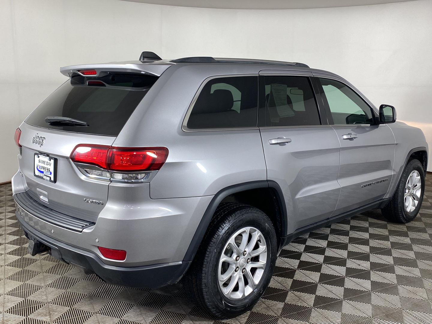 Certified Used 2021 Billet Silver Metallic Clearcoat Jeep Laredo E image 3
