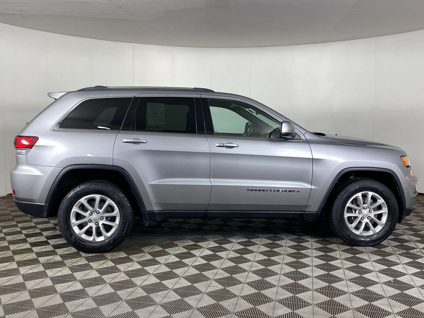 Certified Used 2021 Billet Silver Metallic Clearcoat Jeep Laredo E image 5