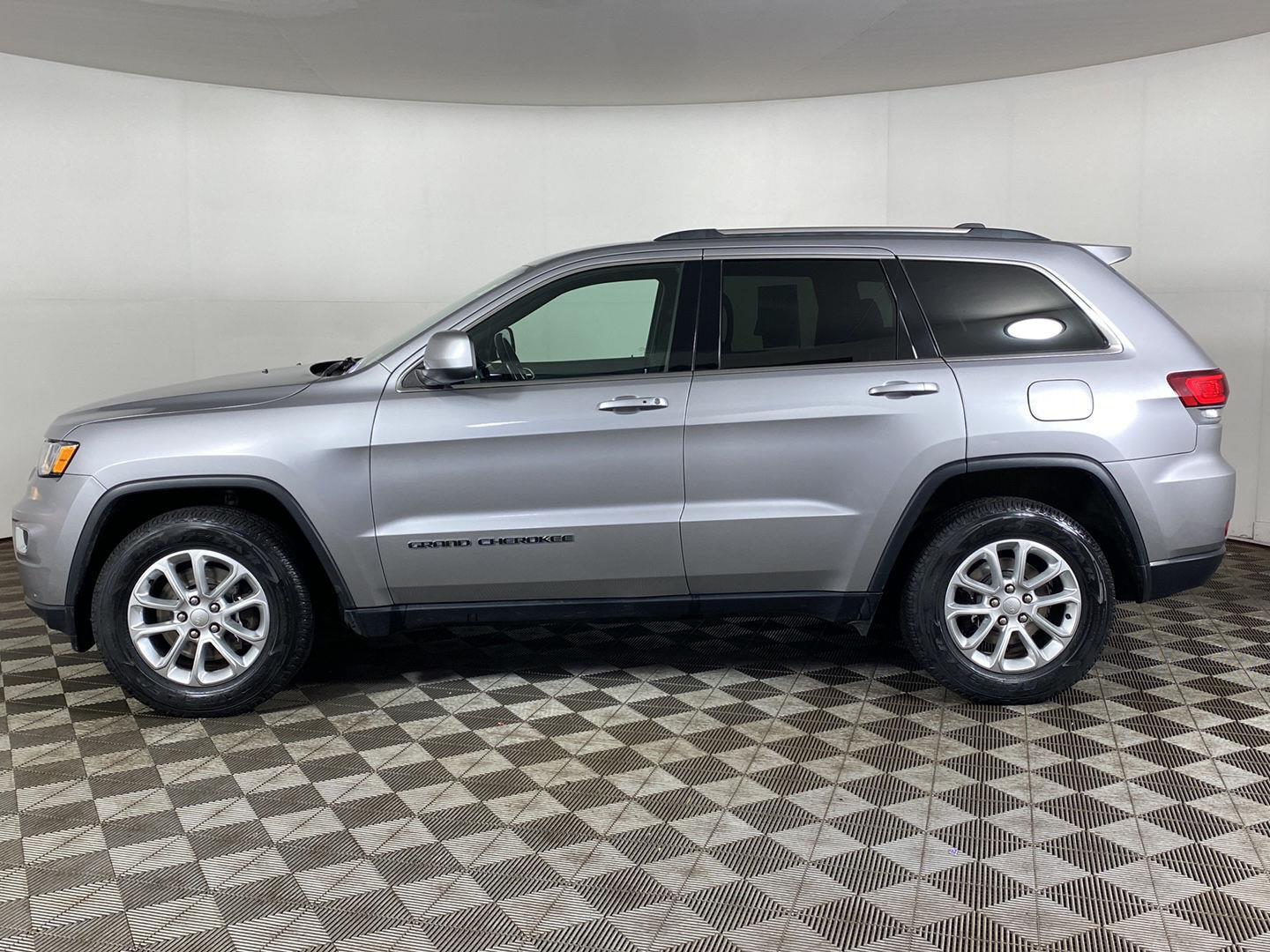 Certified Used 2021 Billet Silver Metallic Clearcoat Jeep Laredo E image 6