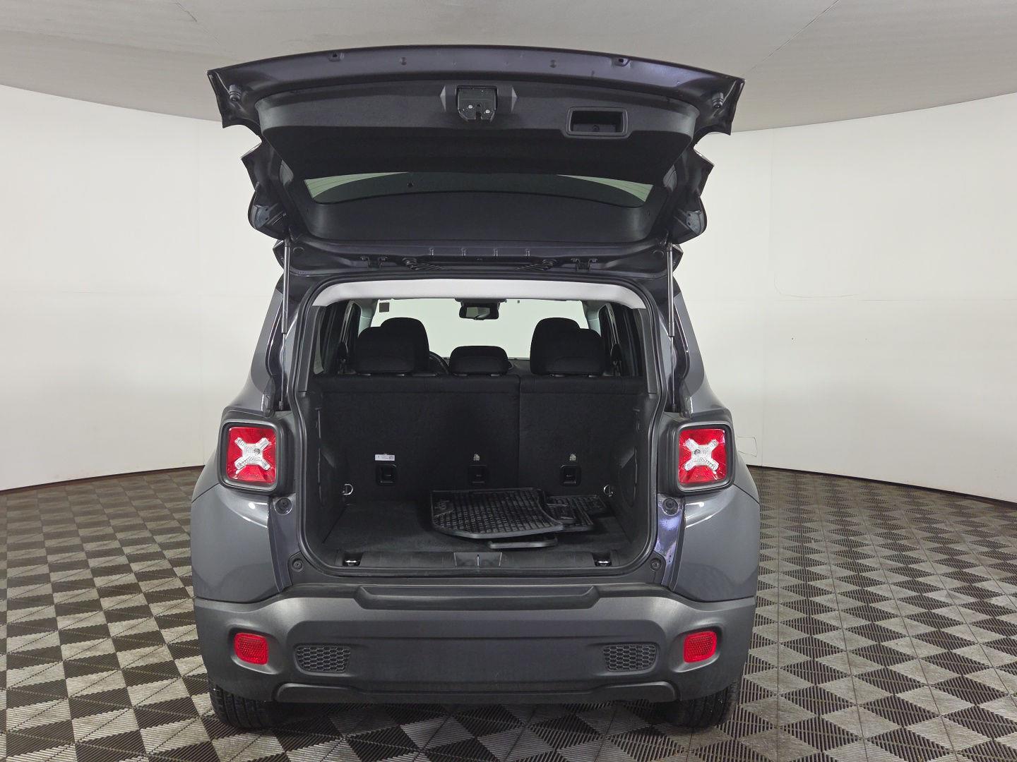 Certified Used 2023 Graphite Gray Jeep Latitude image 15