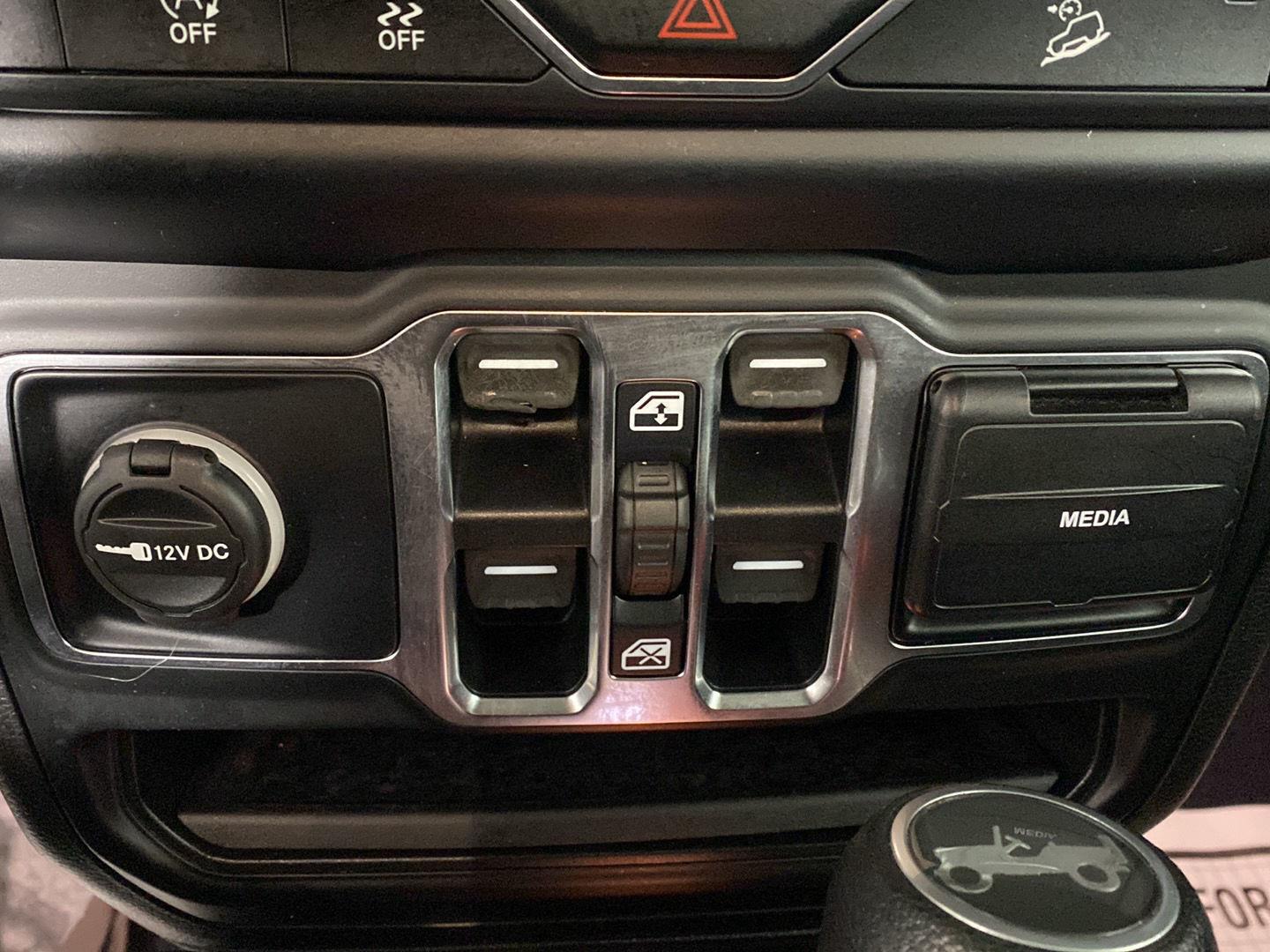 Used 2019 Bikini Pearlcoat Jeep Sport S image 12