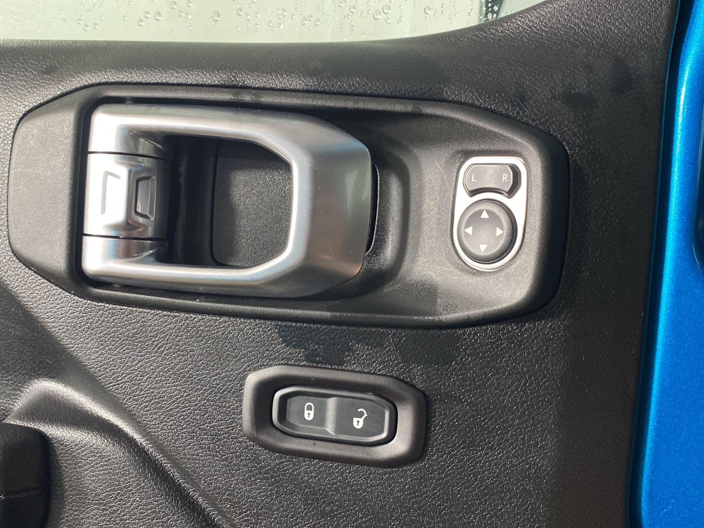 Used 2019 Bikini Pearlcoat Jeep Sport S image 20