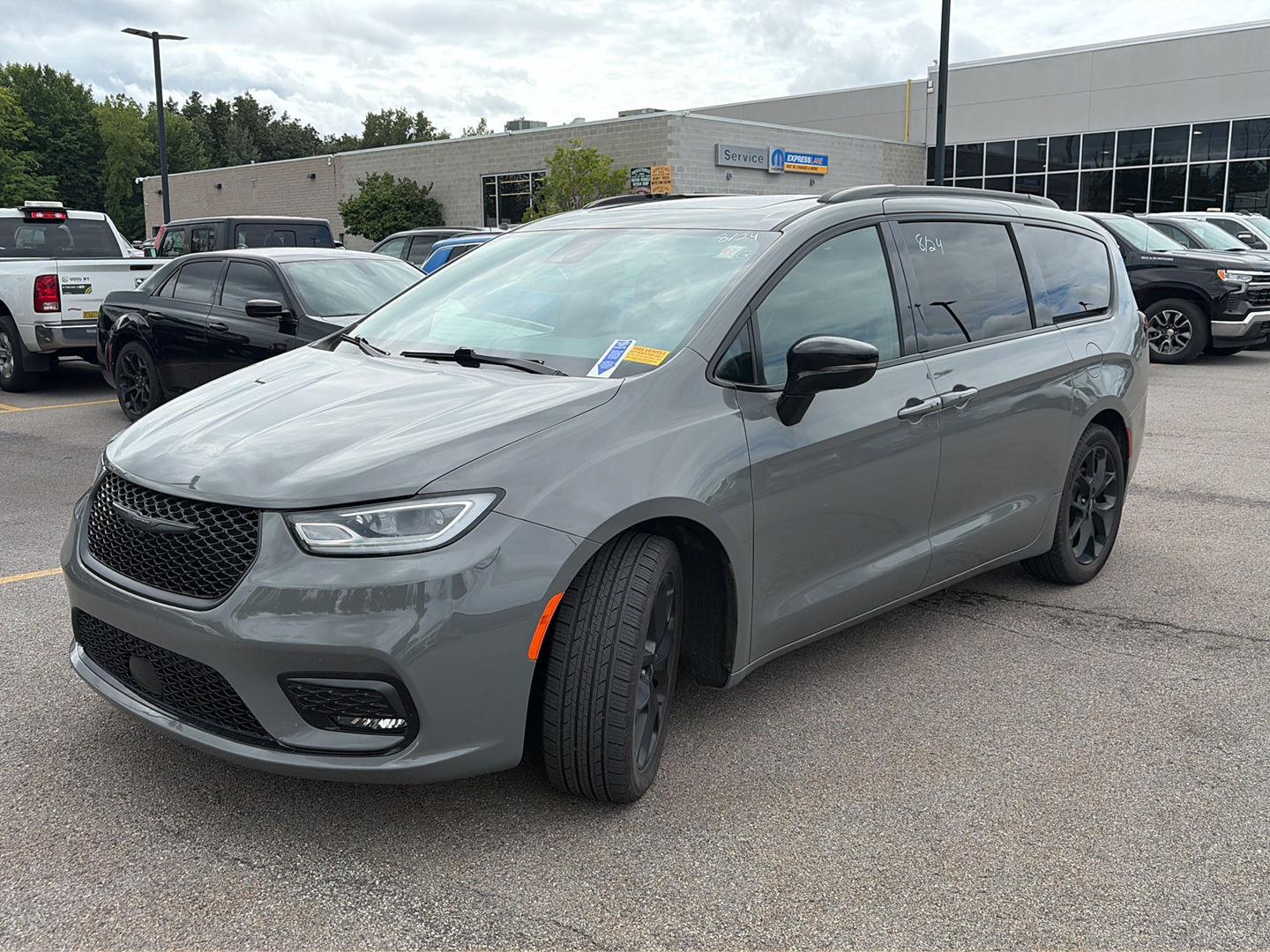 Certified Used 2025 Ceramic Gray Clearcoat Chrysler Limited image 4