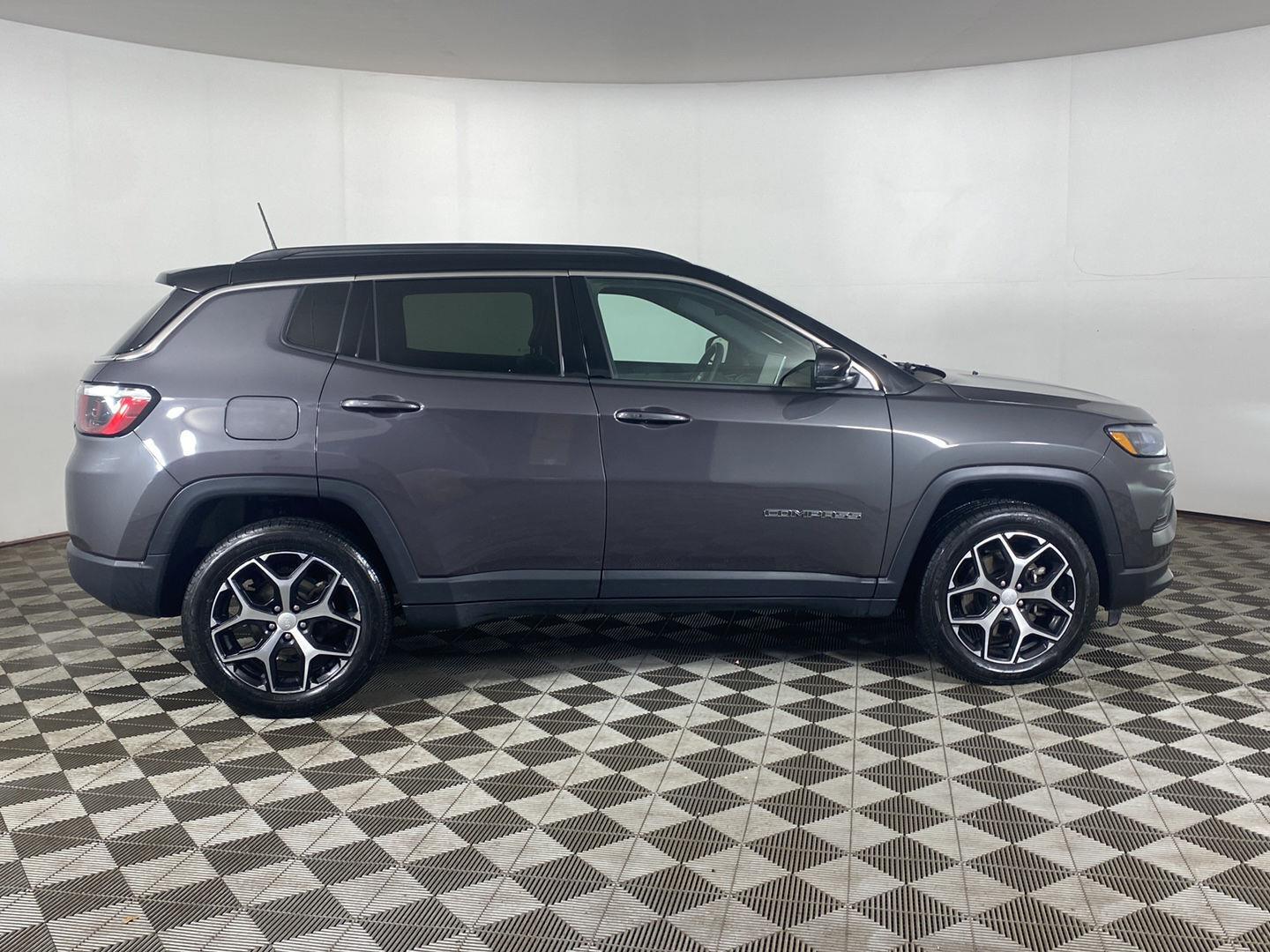 Certified Used 2024 Baltic Gray Metallic Clearcoat Jeep Limited image 6