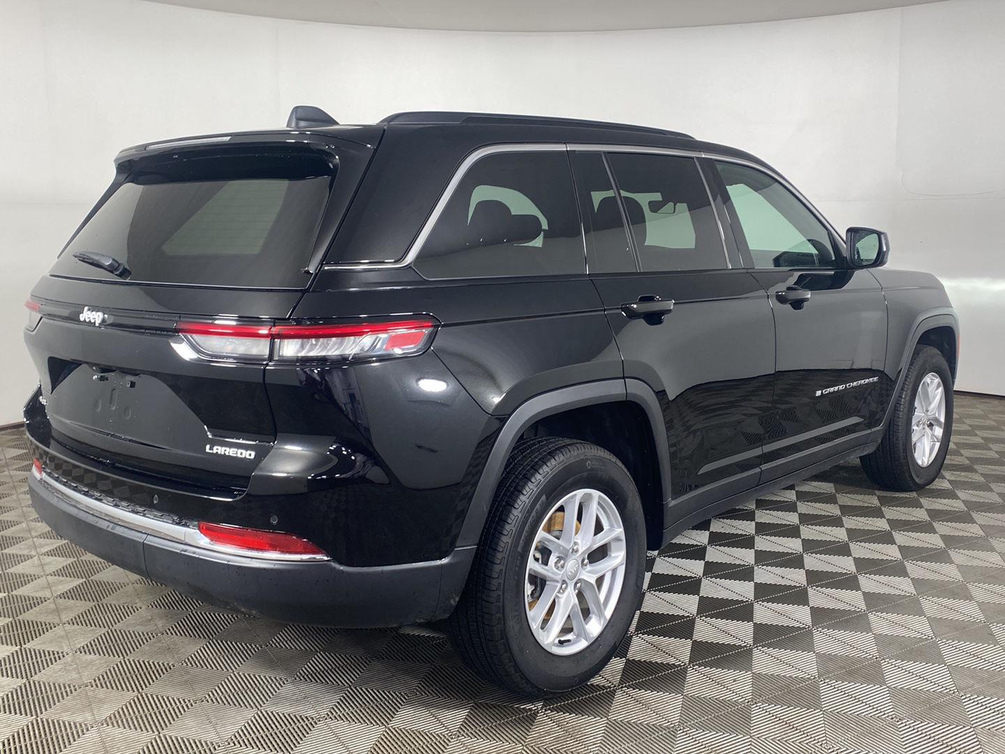 Used 2026 Diamond Black Crystal Pearlcoat Jeep Laredo X image 3
