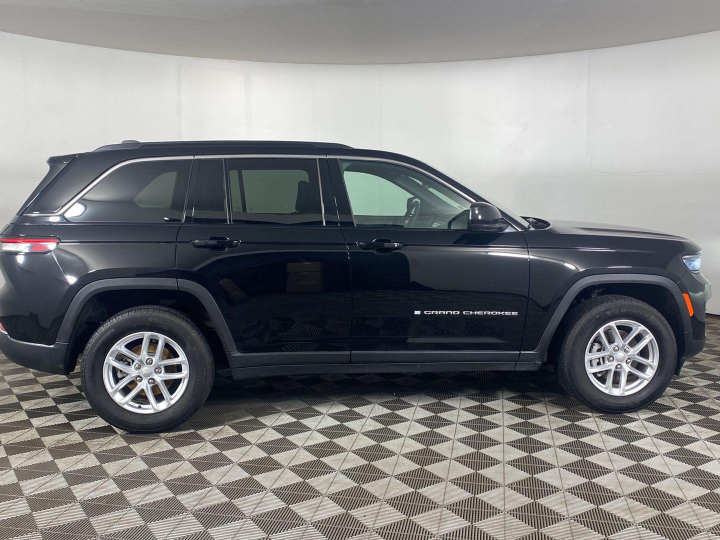 Used 2026 Diamond Black Crystal Pearlcoat Jeep Laredo X image 5
