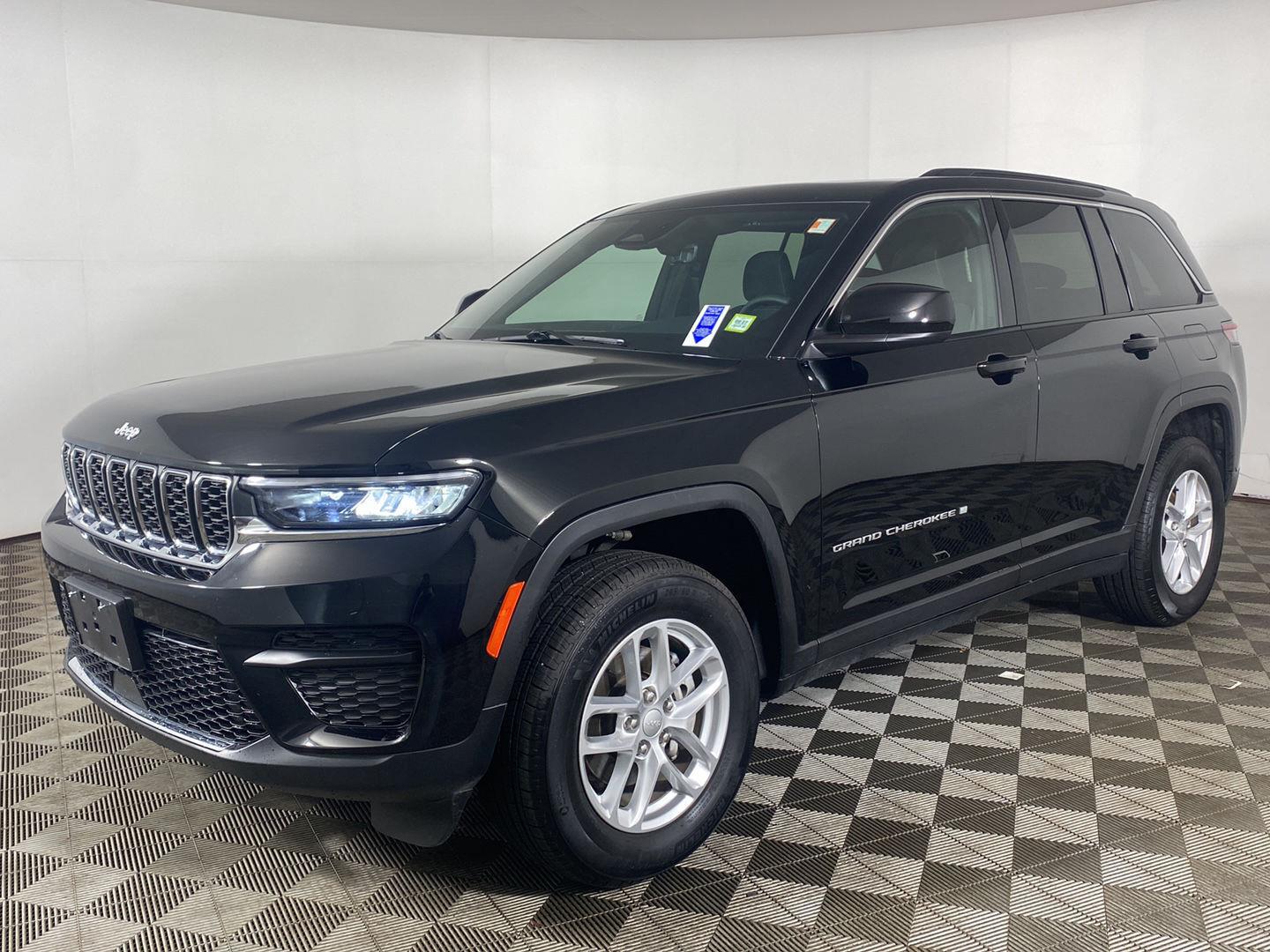 Used 2026 Diamond Black Crystal Pearlcoat Jeep Laredo X image 2