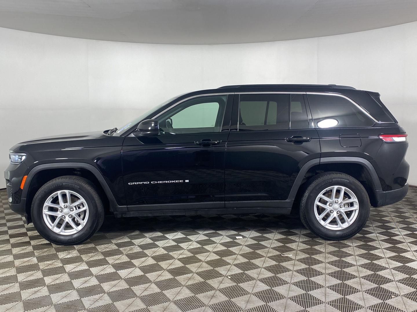 Used 2026 Diamond Black Crystal Pearlcoat Jeep Laredo X image 6