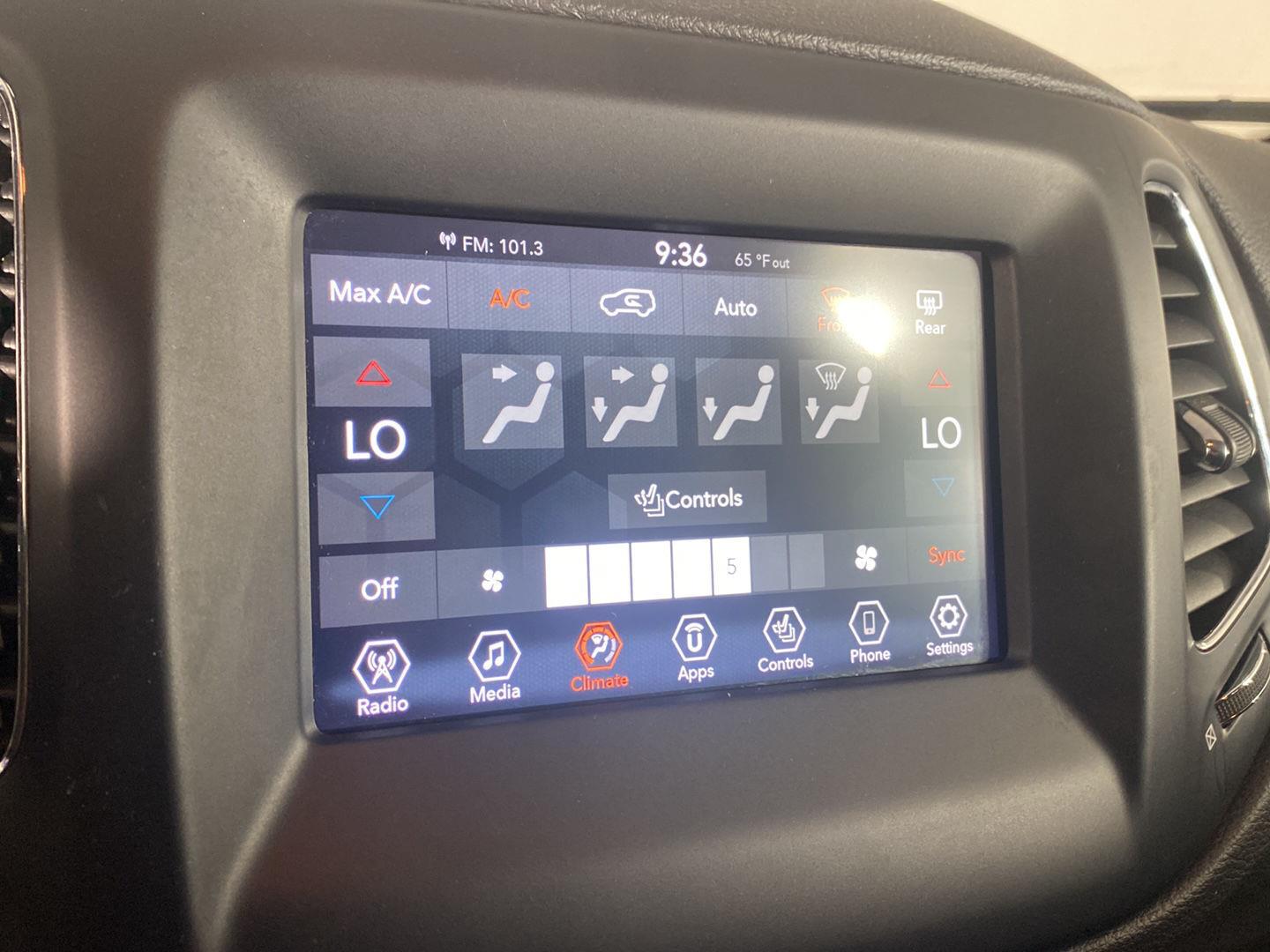 Certified Used 2020 Laser Blue Pearlcoat Jeep Latitude image 10