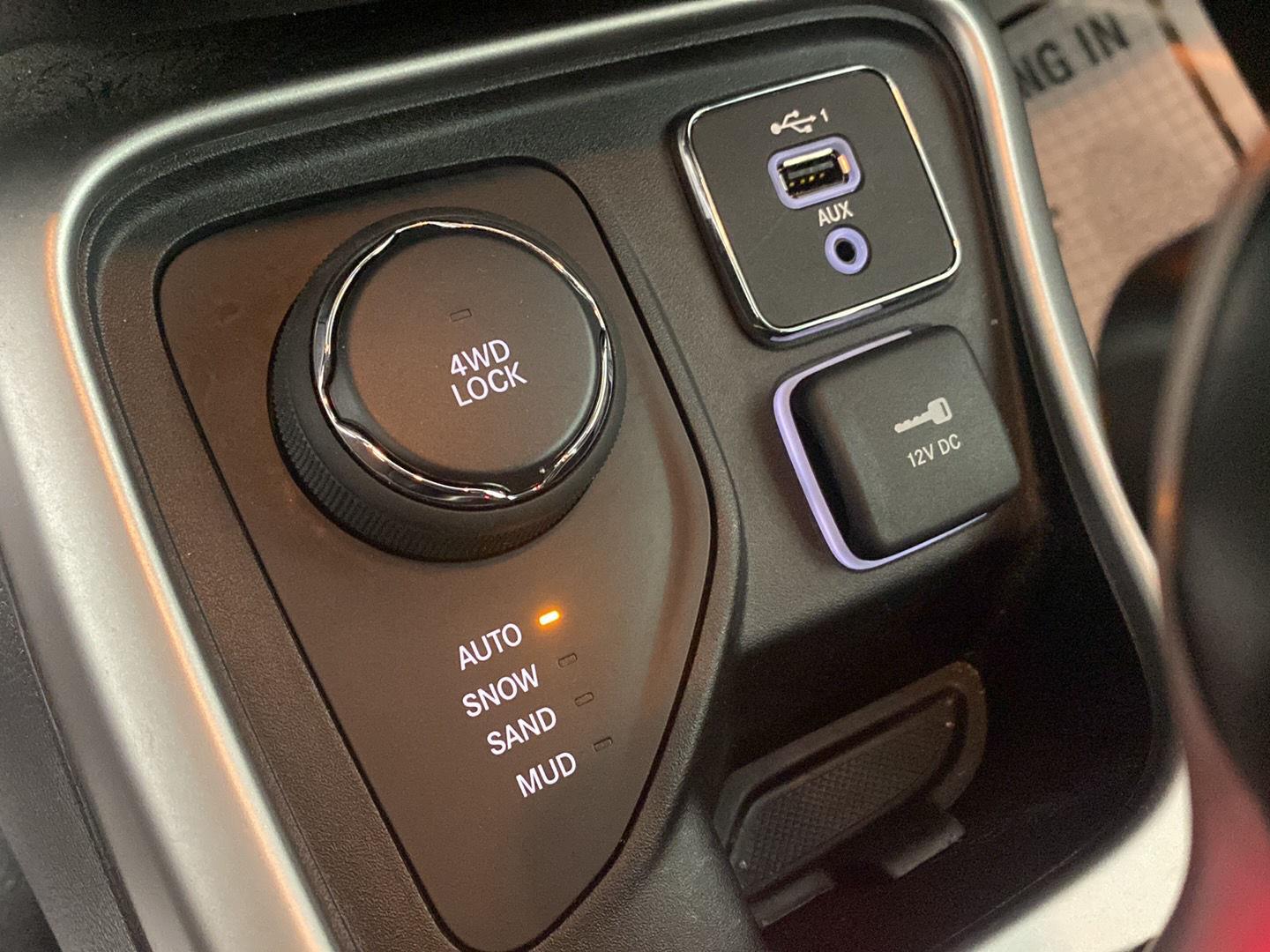 Certified Used 2020 Laser Blue Pearlcoat Jeep Latitude image 12
