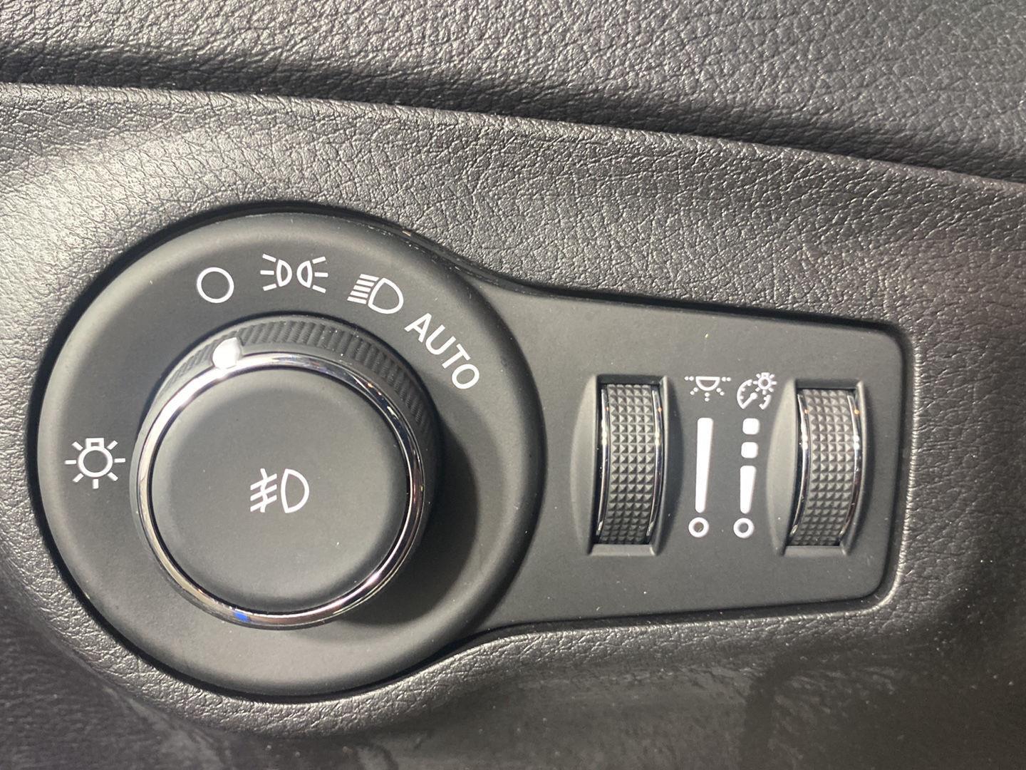 Certified Used 2020 Laser Blue Pearlcoat Jeep Latitude image 18