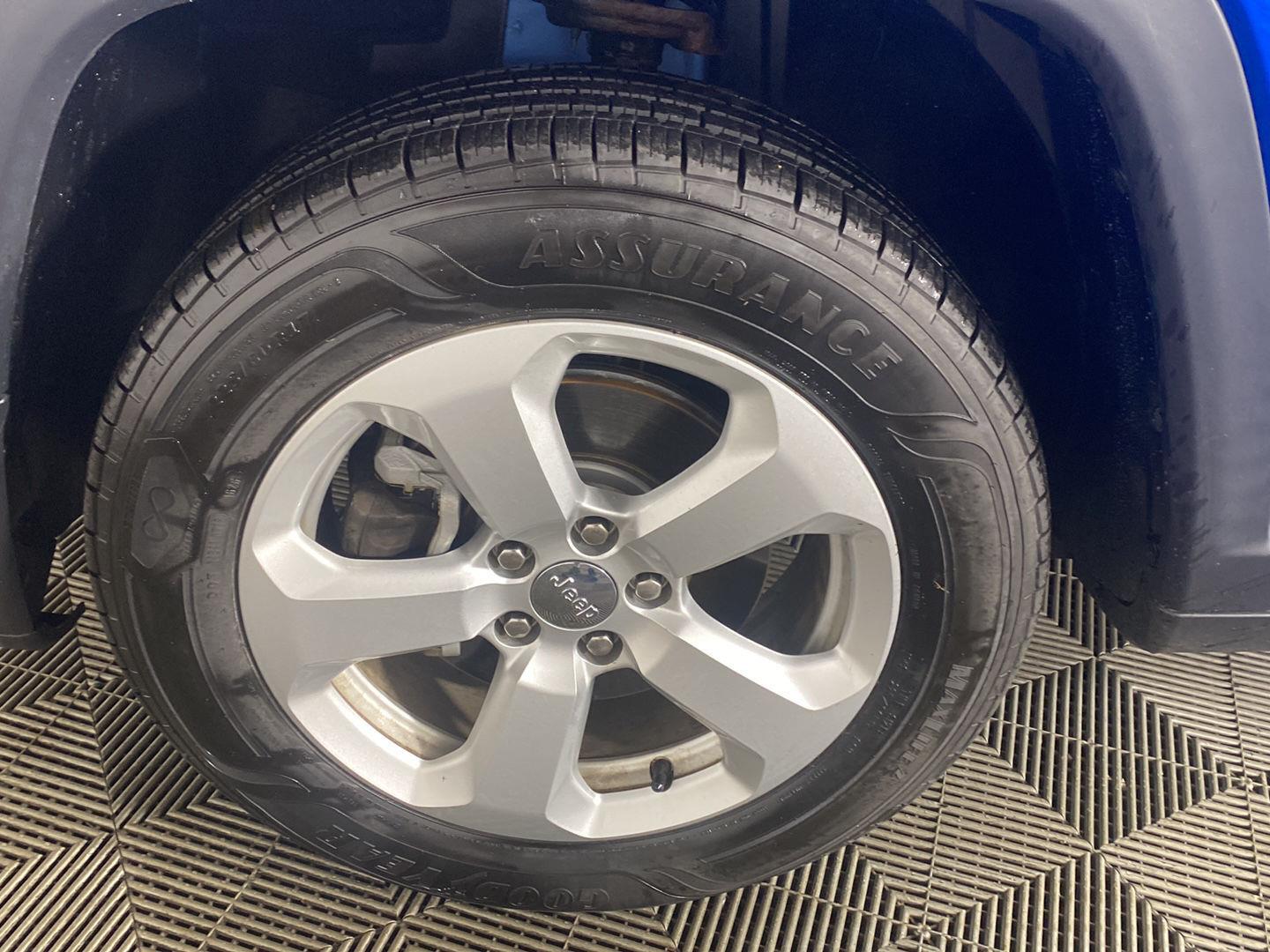 Certified Used 2020 Laser Blue Pearlcoat Jeep Latitude image 24