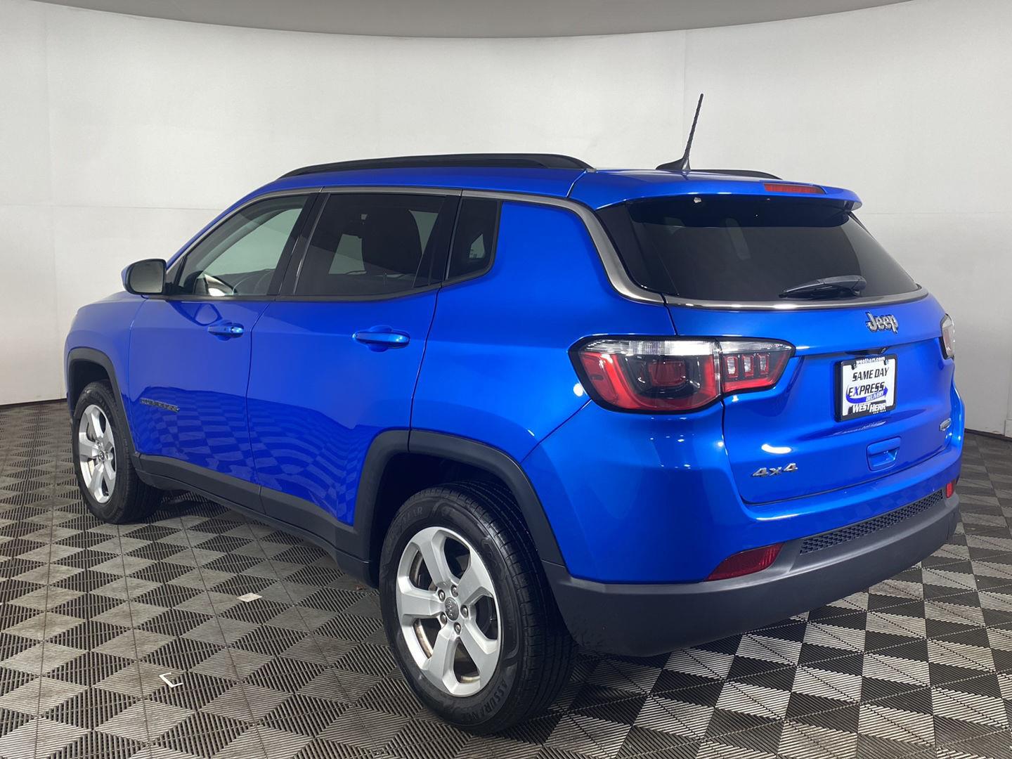 Certified Used 2020 Laser Blue Pearlcoat Jeep Latitude image 7
