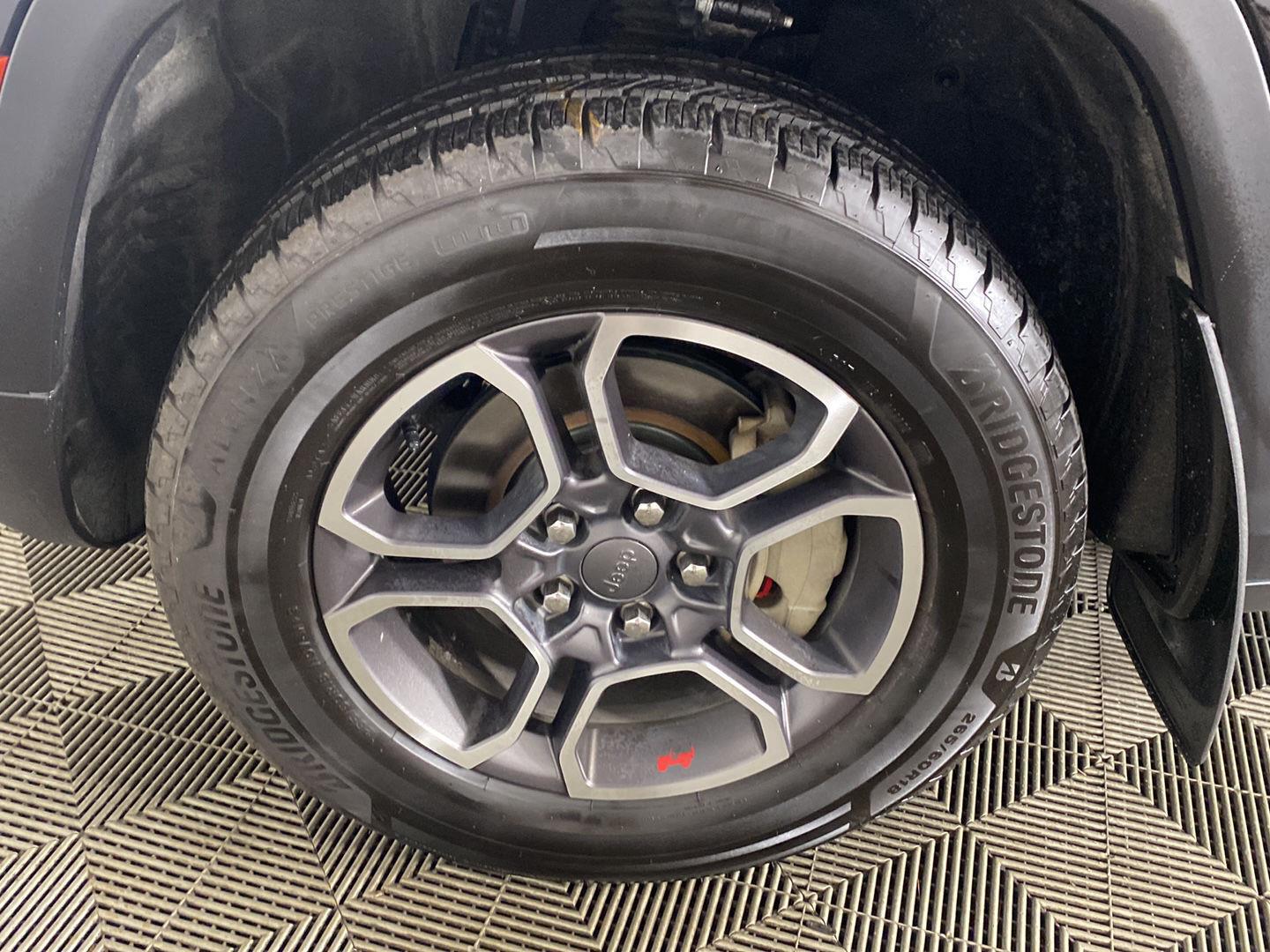 Certified Used 2022 Diamond Black Crystal Pearlcoat Jeep Trailhawk image 22