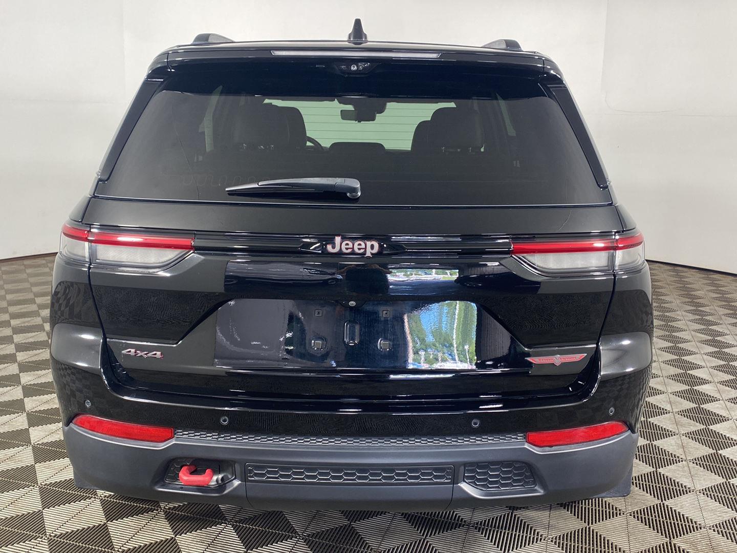 Certified Used 2022 Diamond Black Crystal Pearlcoat Jeep Trailhawk image 25