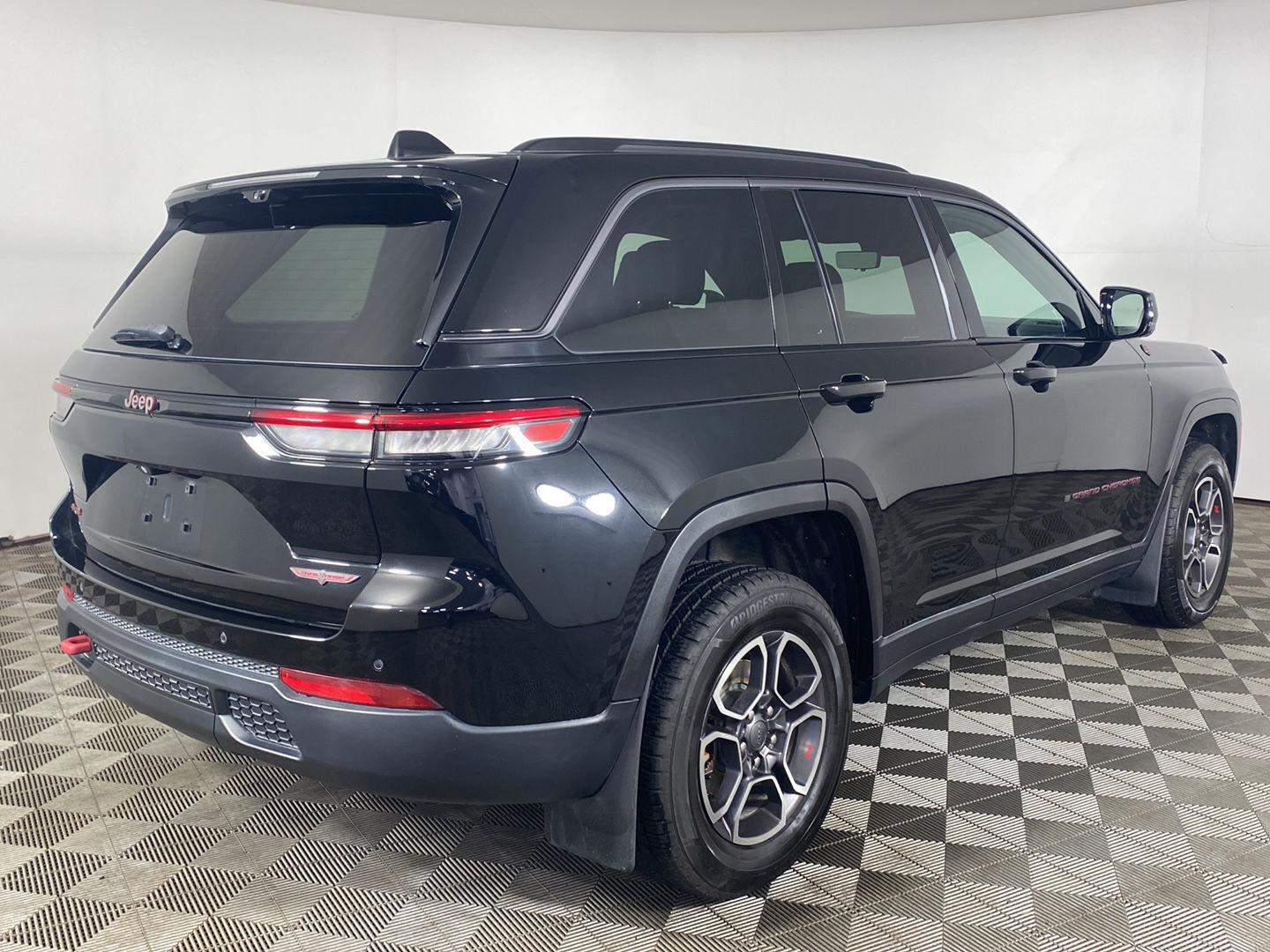 Certified Used 2022 Diamond Black Crystal Pearlcoat Jeep Trailhawk image 26