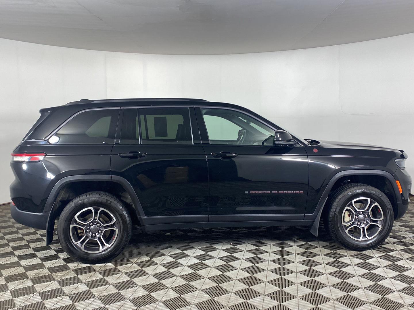 Certified Used 2022 Diamond Black Crystal Pearlcoat Jeep Trailhawk image 27