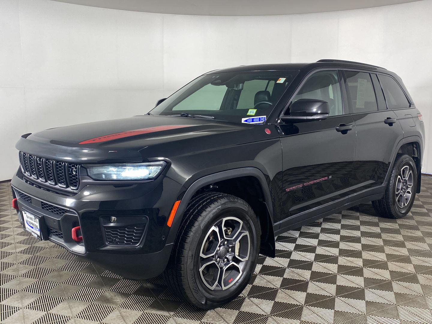 Certified Used 2022 Diamond Black Crystal Pearlcoat Jeep Trailhawk image 30