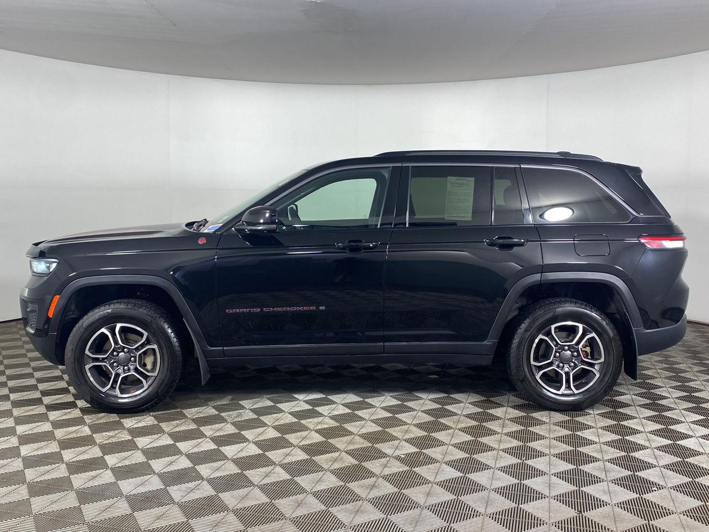 Certified Used 2022 Diamond Black Crystal Pearlcoat Jeep Trailhawk image 31
