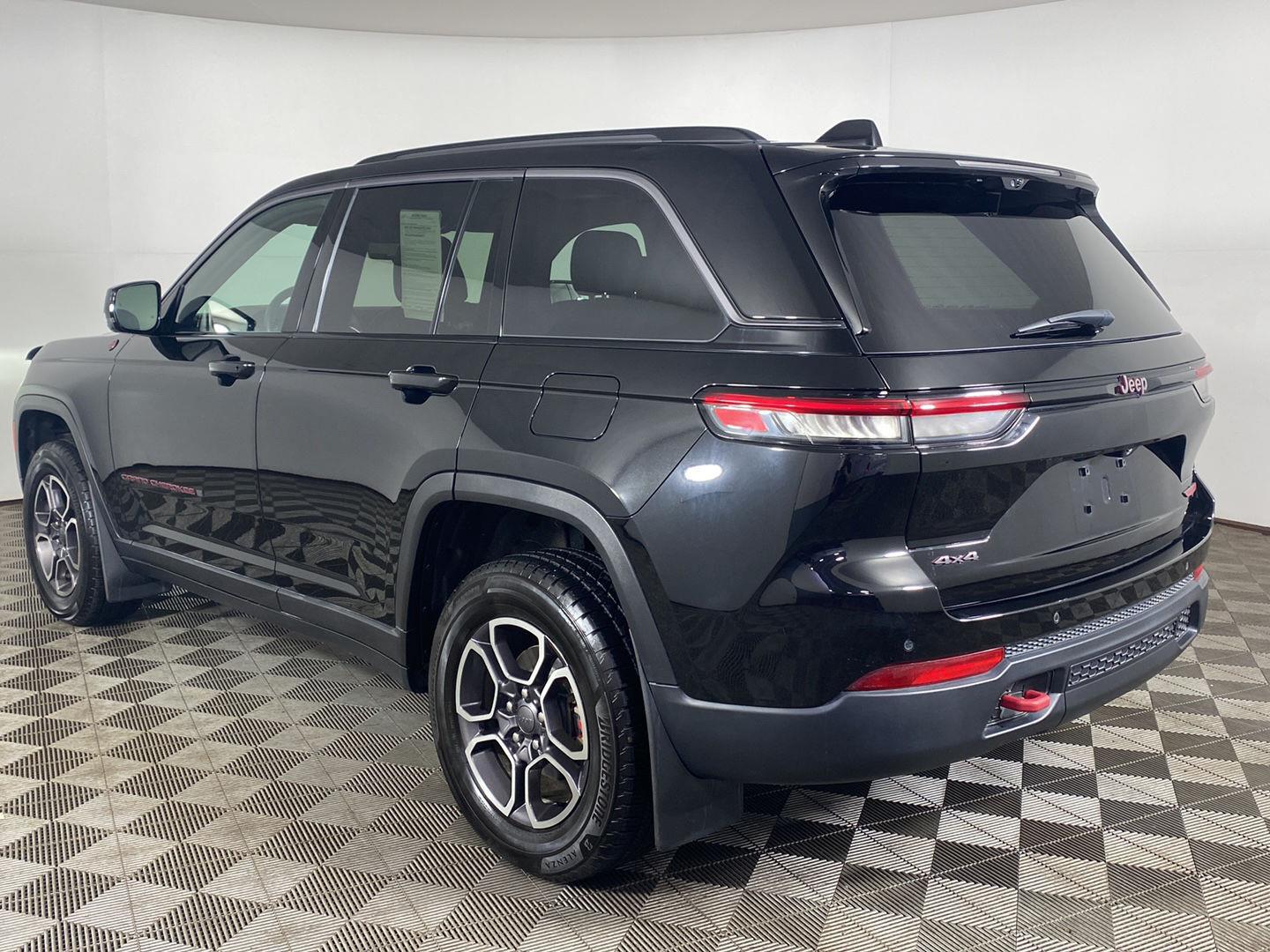 Certified Used 2022 Diamond Black Crystal Pearlcoat Jeep Trailhawk image 32