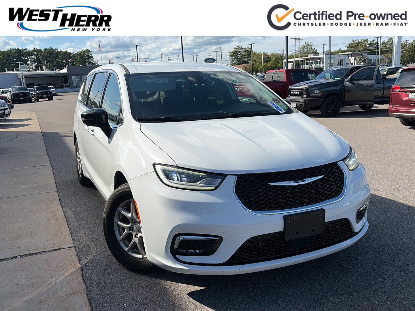 Bright White Clearcoat 2024 Chrysler Pacifica Minivan Front-Wheel Drive 9-Speed Automatic