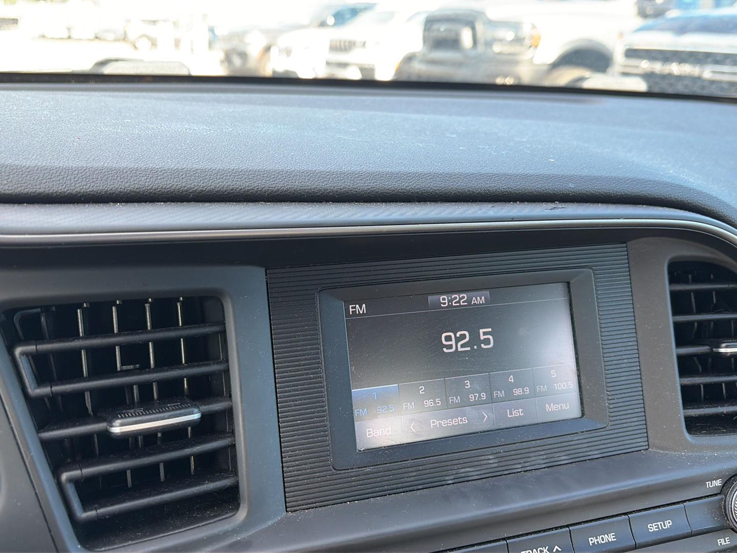 Used 2019 Machine Gray Hyundai SE image 10