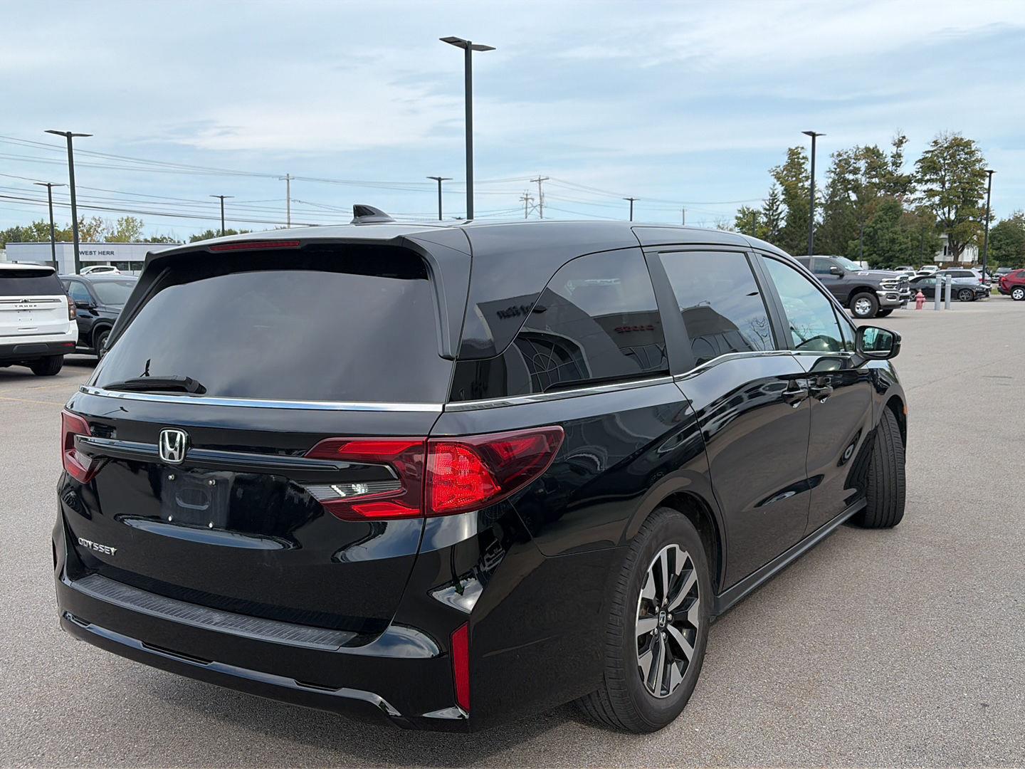 Used 2025  Honda EX-L image 2