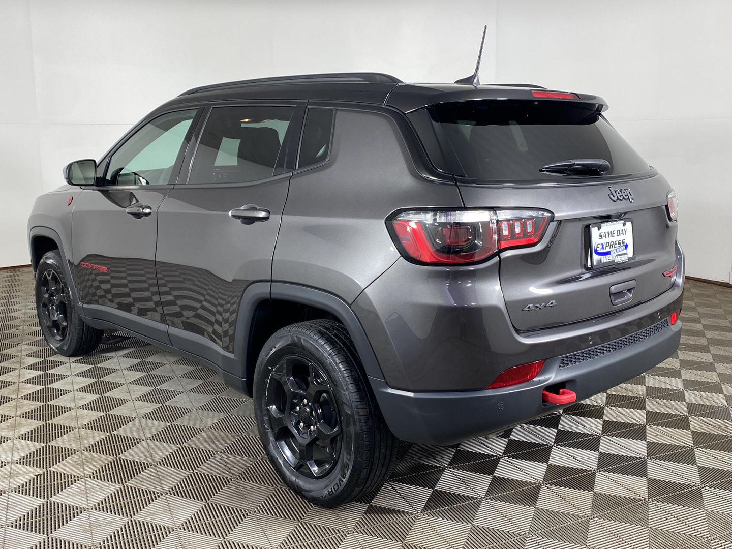Certified Used 2023 Granite Crystal Metallic Clearcoat Jeep Trailhawk image 5