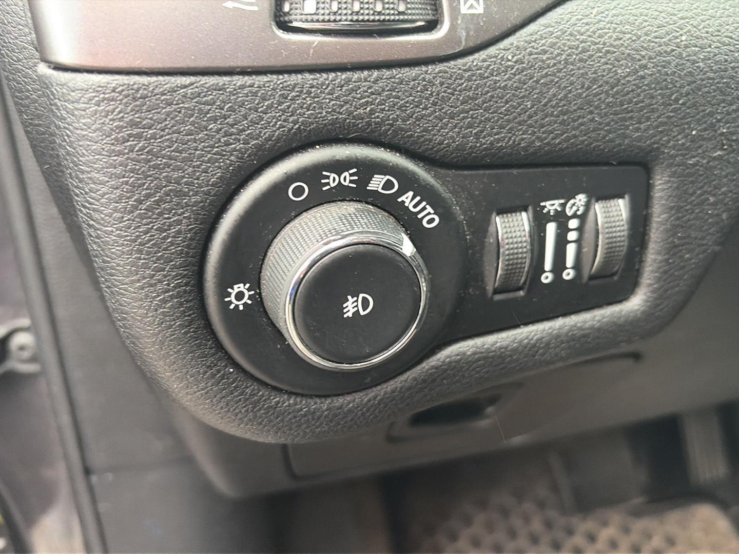 Used 2019 Granite Crystal Metallic Clearcoat Jeep Latitude Plus image 9