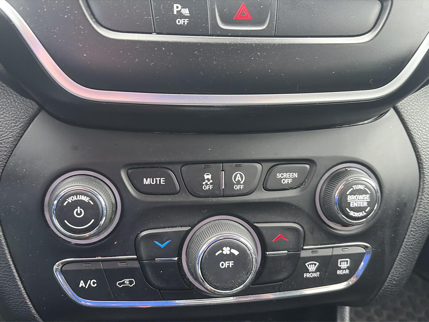 Used 2019 Granite Crystal Metallic Clearcoat Jeep Latitude Plus image 13