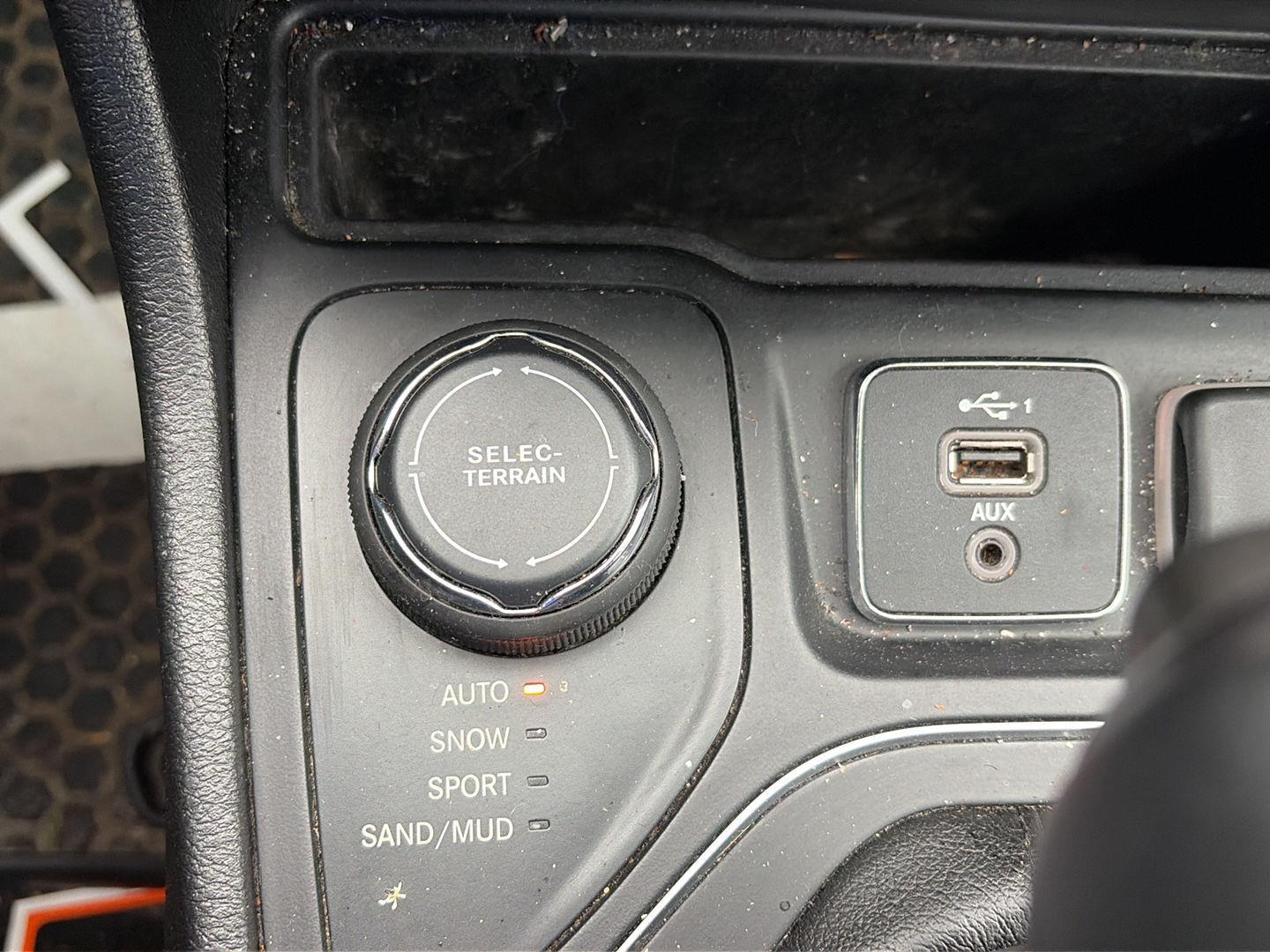 Used 2019 Granite Crystal Metallic Clearcoat Jeep Latitude Plus image 14