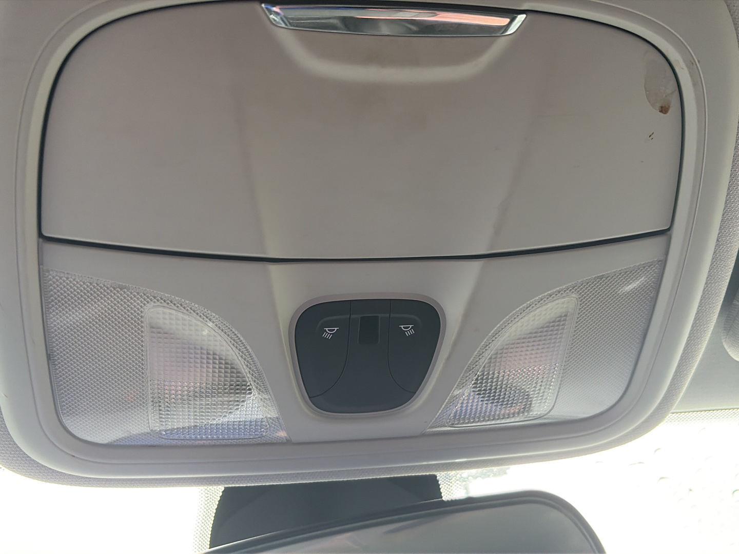 Used 2019 Granite Crystal Metallic Clearcoat Jeep Latitude Plus image 17