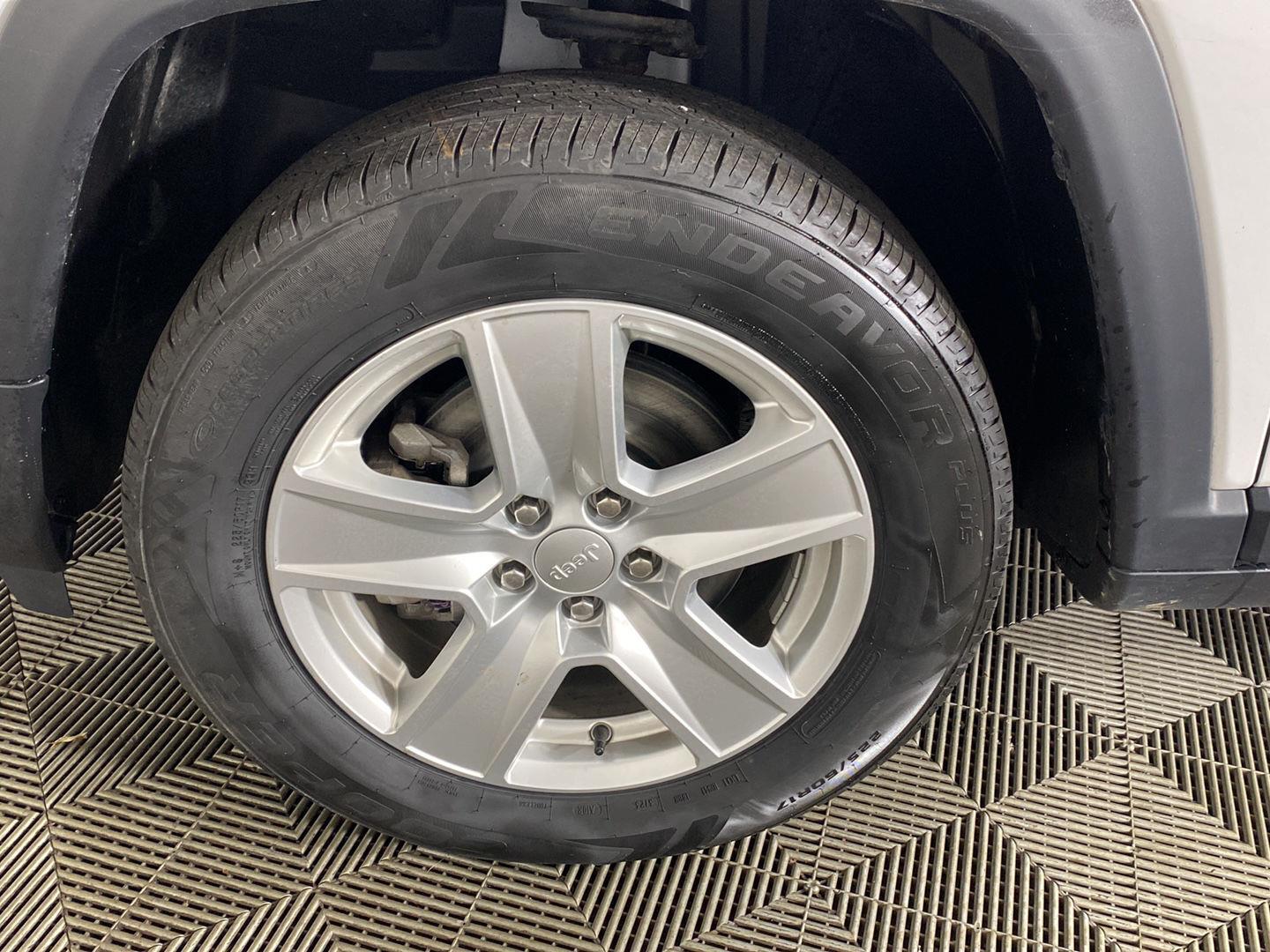Certified Used 2022 Bright White Clearcoat Jeep Latitude image 24