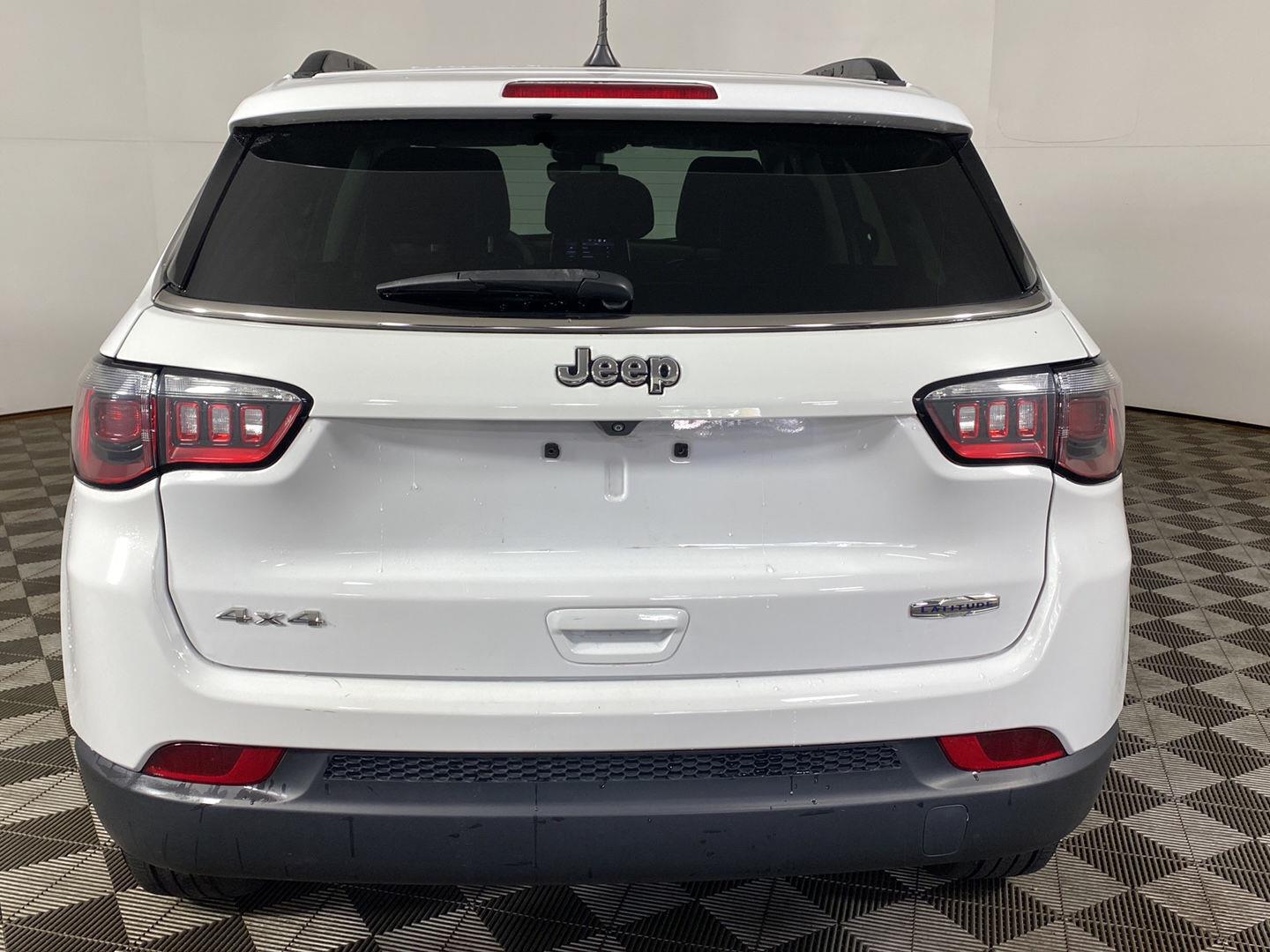 Certified Used 2022 Bright White Clearcoat Jeep Latitude image 8