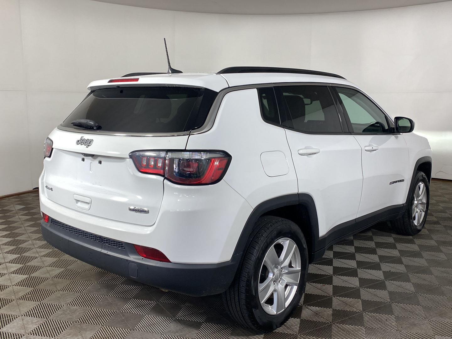 Certified Used 2022 Bright White Clearcoat Jeep Latitude image 3