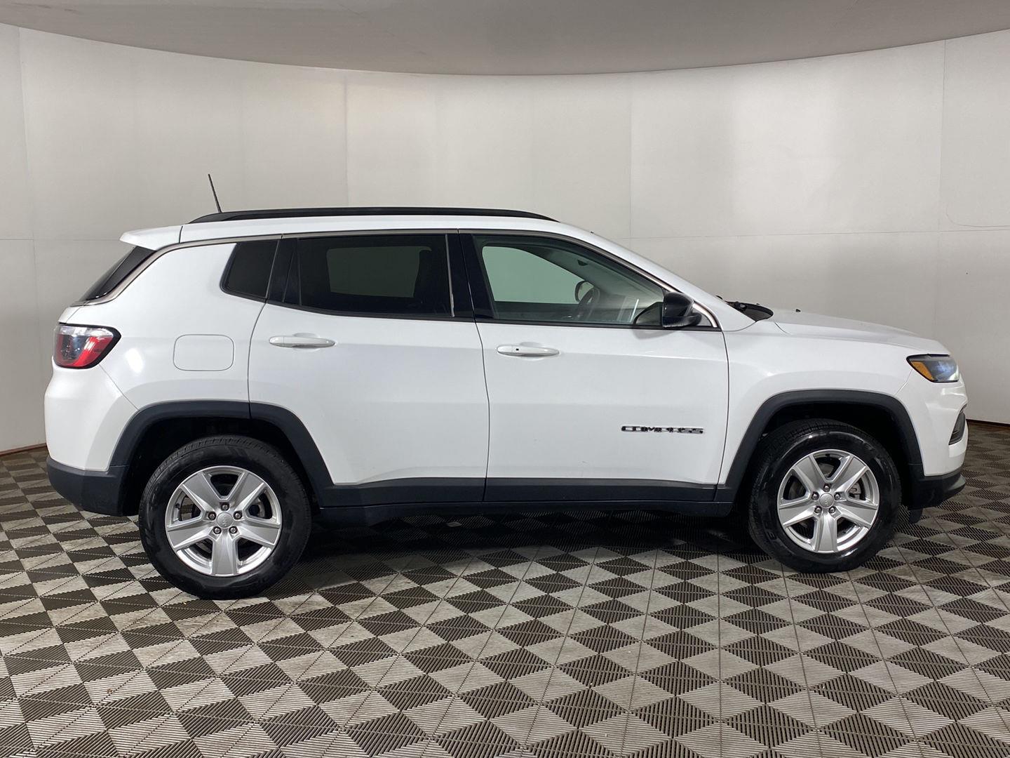 Certified Used 2022 Bright White Clearcoat Jeep Latitude image 5