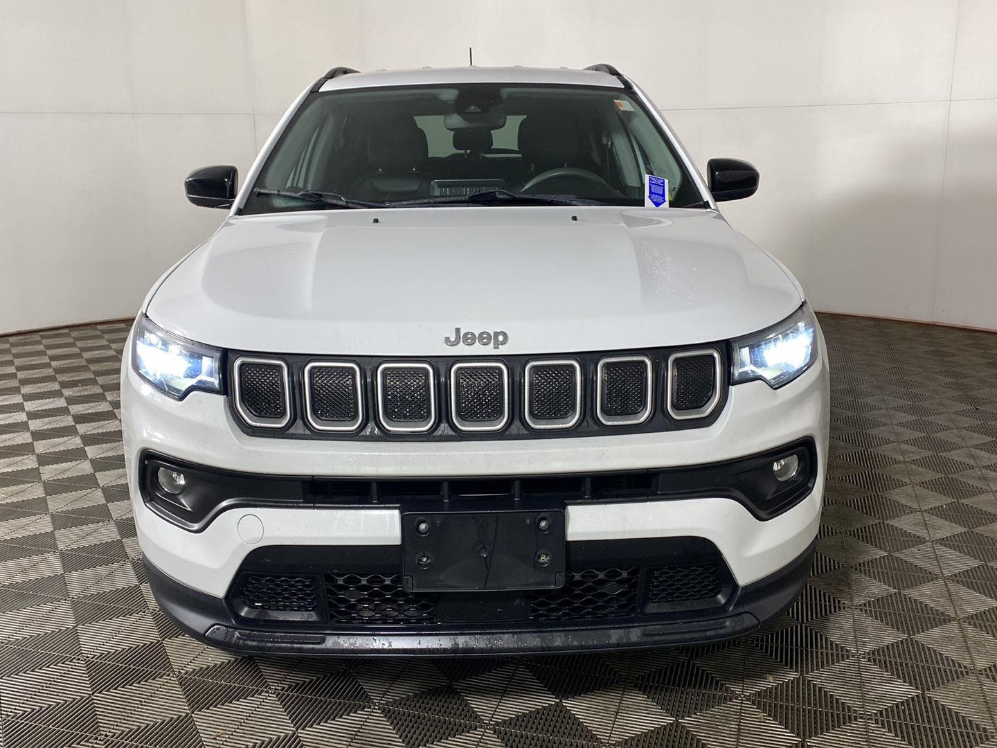 Certified Used 2022 Bright White Clearcoat Jeep Latitude image 7