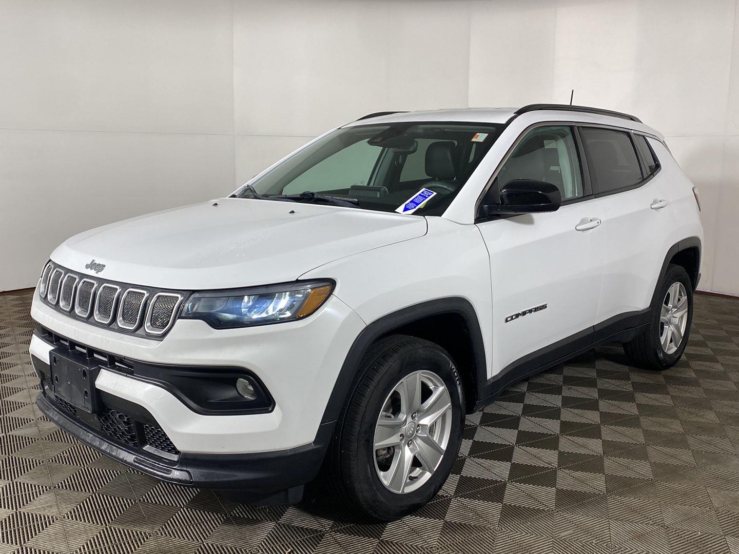 Certified Used 2022 Bright White Clearcoat Jeep Latitude image 2