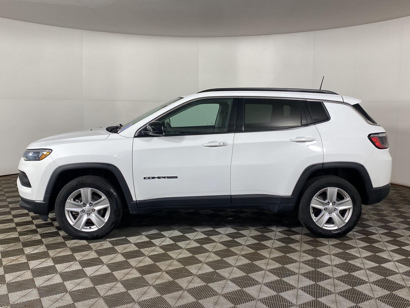Certified Used 2022 Bright White Clearcoat Jeep Latitude image 6